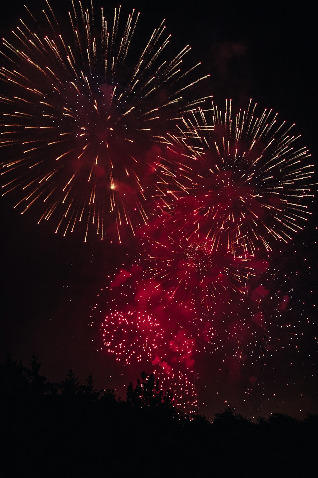 programs-04 a-firework-display-in-the-night-sky-rxqzy5ea-sq